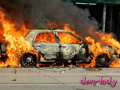 В Афинах сожгли машину журналистки CNN Greece