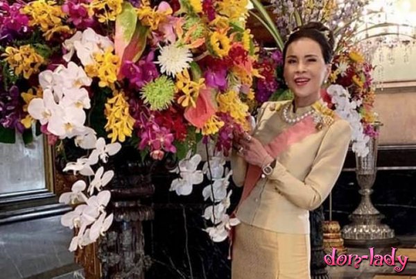Король Таиланда официально присвоил новый титул своей сестре