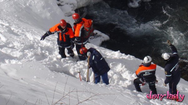 Тела трех попавших под лавину на Алтае туристов доставили в Новосибирск