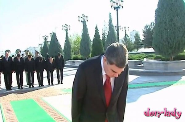 Президент Туркменистана возложил венки к Монументу Конституции и флагу и пообщался с поэтессой Шагулыевой