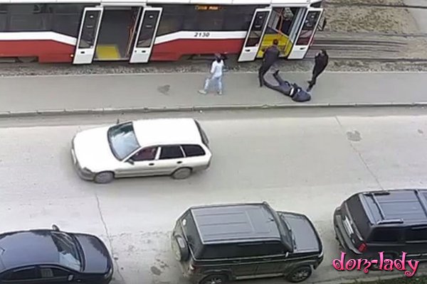 В Новосибирске пассажира, упавшего в обморок, вынесли из трамвая и оставили на улице