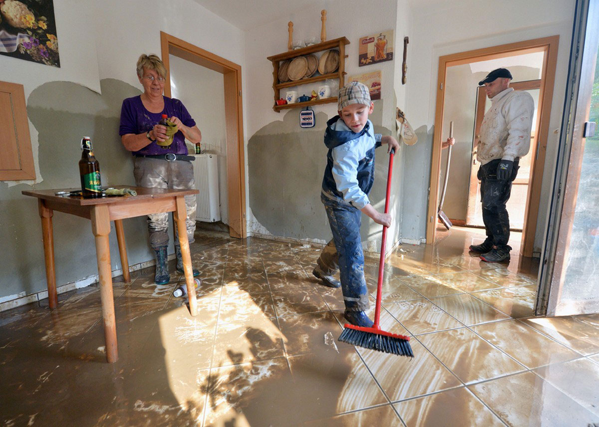 Просушка после затопления. Уборка после потопа. Затопило квартиру. Залив квартиры. Дом после наводнения.