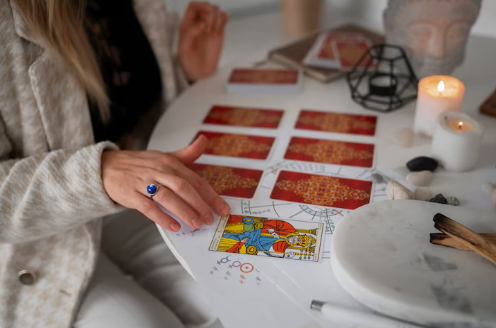 Загляните в будущее: Оригинальные расклады Таро для глубокого самопознания