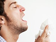 Биологи рассказали, почему нельзя открыто чихать или кашлять